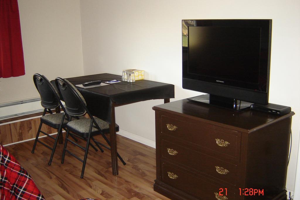 Midway Motel Radisson Kamer foto